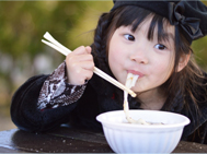 画像：１月イベントお餅つき大会（お雑煮を食べる子供）