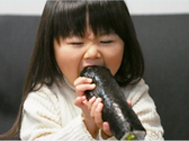 画像：２月イベント節分（恵方巻きを食べる子供）