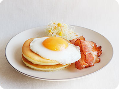目玉焼きとベーコン